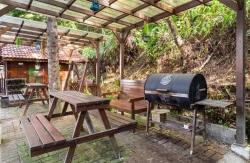 Tanah Rata Cabin | Hillside cottage reflesia room