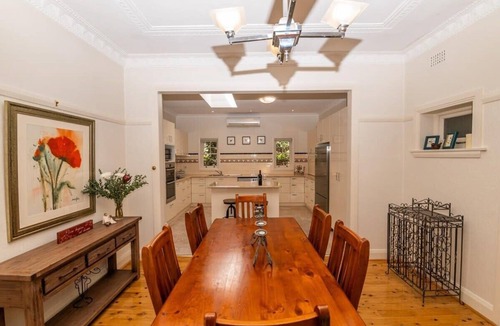 Bathurst House | Hillside Cottage - Spacious, Walk to CBD