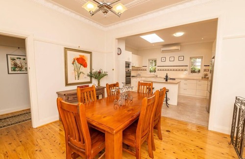 Bathurst House | Hillside Cottage - Spacious, Walk to CBD