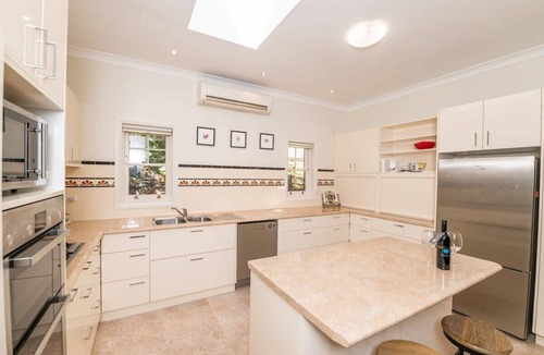 Bathurst House | Hillside Cottage - Spacious, Walk to CBD