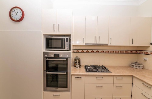 Bathurst House | Hillside Cottage - Spacious, Walk to CBD