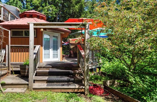 Alvadore Cottage | Hillside Deck Cottages - Rustic PNW Retreat