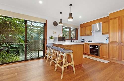 Lakes Entrance House | Hillside Estate - Cozy, Peaceful with a Water View