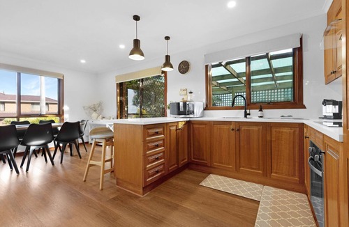 Lakes Entrance House | Hillside Estate - Cozy, Peaceful with a Water View