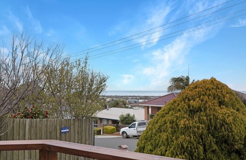 Lakes Entrance House | Hillside Estate - Cozy, Peaceful with a Water View