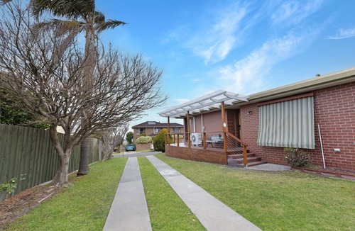 Lakes Entrance House | Hillside Estate - Cozy, Peaceful with a Water View