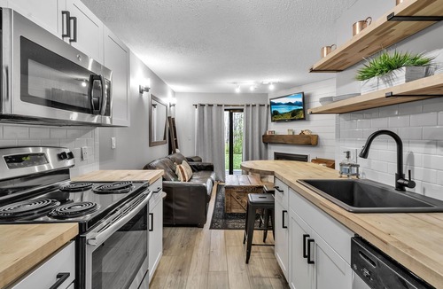 Great Valley Condo | Hillside Getaway Ski-In Ski-Out Retreat in Ellicottville, NY Sleeps 4