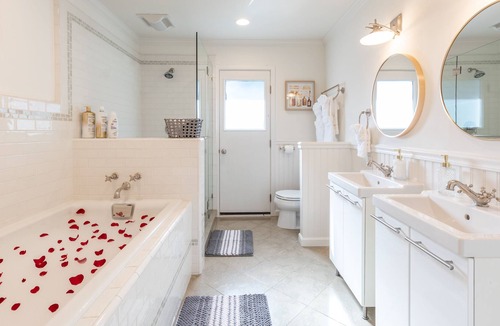 Country Club House | Hillside Haven: Bayview Pool & Hot Tub