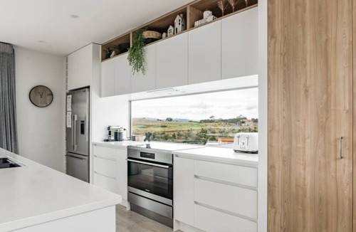 Raglan House | Hillside Haven - House & Unit 16+ guests Spa