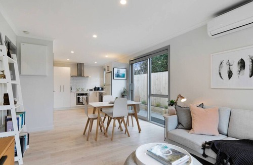 Raglan House | Hillside Haven - House & Unit 16+ guests Spa