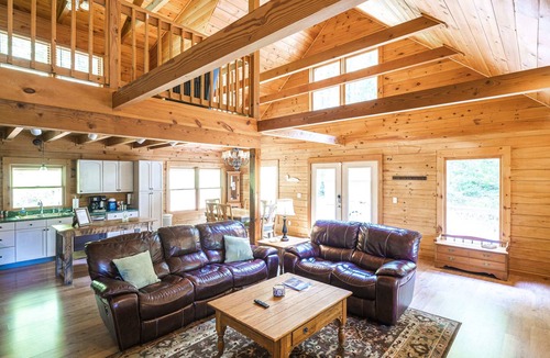 Whiteside Cabin | Hillside Haven | Luxe Hot Tub | Cornhole | Jenga