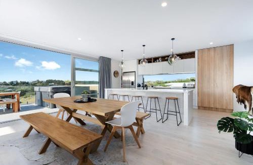 Raglan House | Hillside Haven