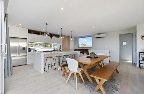 Raglan House | Hillside Haven