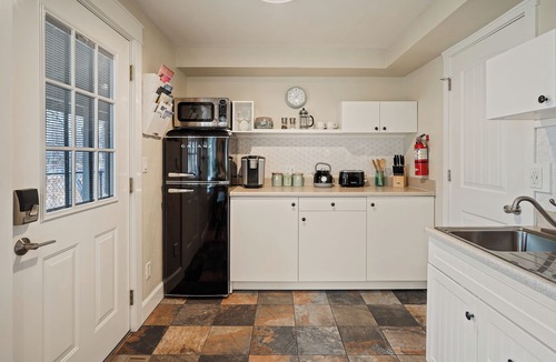 Bend House | Hillside Haven: Tranquil NW Studio Near the River