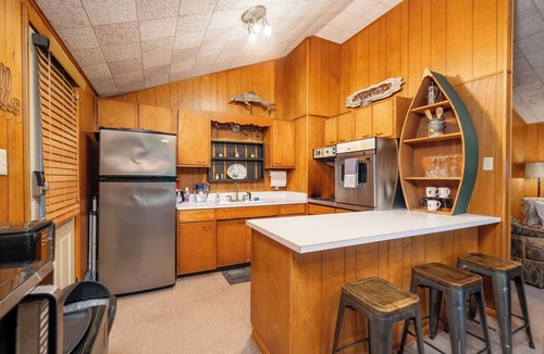 Hardy Cabin | Hillside Haven secluded vintage cabin with hot tub