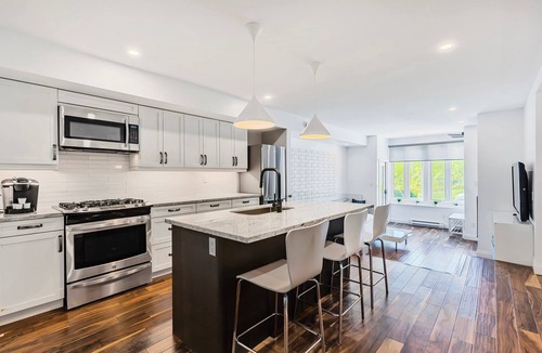 The Blue Mountains Condo | Hillside Hideaway Walk or Shuttle to Village Fun