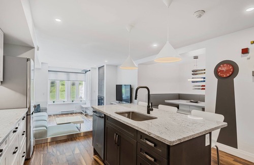 The Blue Mountains Condo | Hillside Hideaway Walk or Shuttle to Village Fun