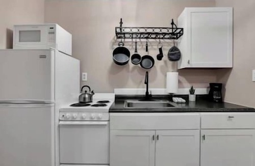 Ray Apartment | Hillside Hideaway Fast Wifi Hot Tub