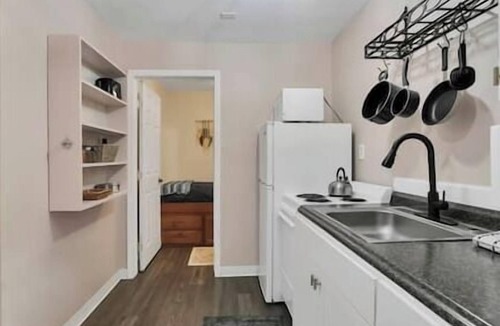 Ray Apartment | Hillside Hideaway Fast Wifi Hot Tub