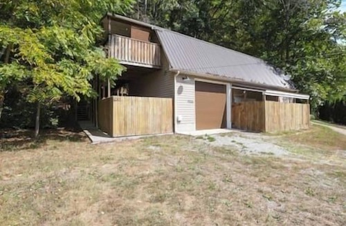 Ray Apartment | Hillside Hideaway Fast Wifi Hot Tub