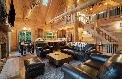 Logan Cabin | Hillside Hideaway | Hocking Hills, EV Charger