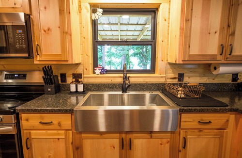 Grapeland Cabin | Hillside Hideaway - Lakefront Cabin
