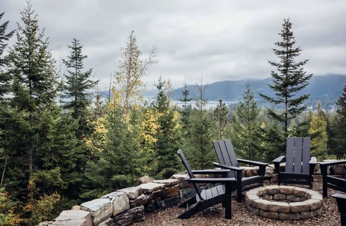 Sagle Cabin | Hillside Hideaway Near the Lake