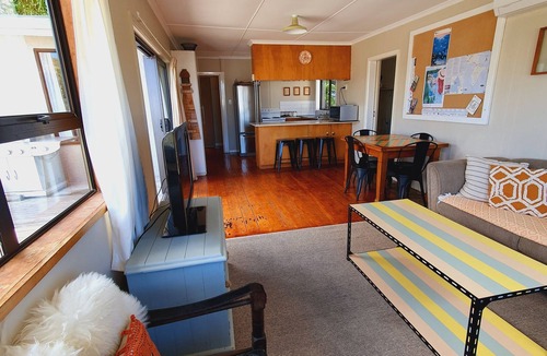 Mahia House | Hillside Hideaway