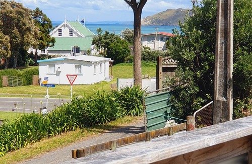 Mahia House | Hillside Hideaway