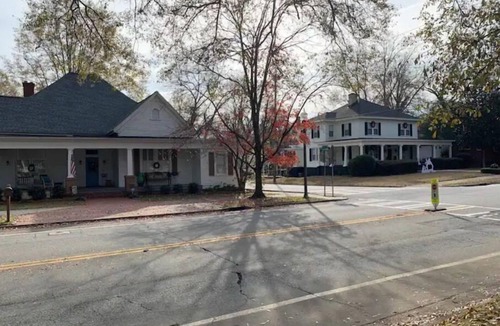 Covington House | Hillside Hideaway -Private- .8 to Covington square