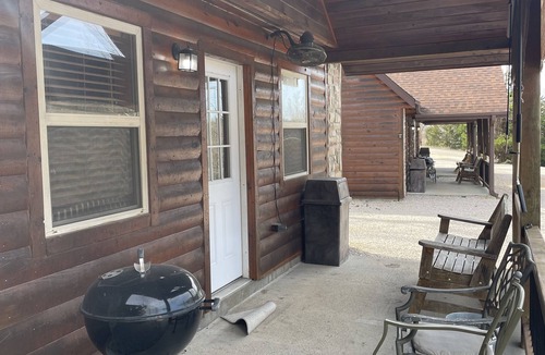 Van Buren Cabin | Hillside Hideaway West just 1/2 mile from Current River!