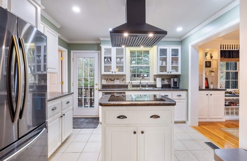 Merry Oaks House | Hillside Hot Tub Hideaway! King Bed/Fire Pit