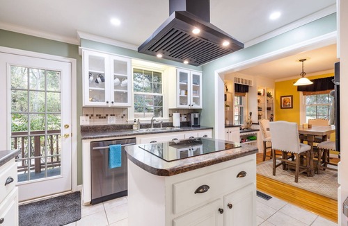 Merry Oaks House | Hillside Hot Tub Hideaway! King Bed/Fire Pit