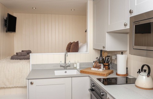 Ashbourne Cottage | Hillside Hut