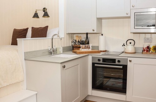 Ashbourne Cottage | Hillside Hut