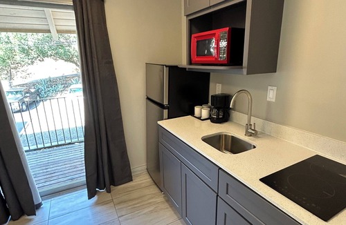 Montgomery Village Hotel | Hillside Inn