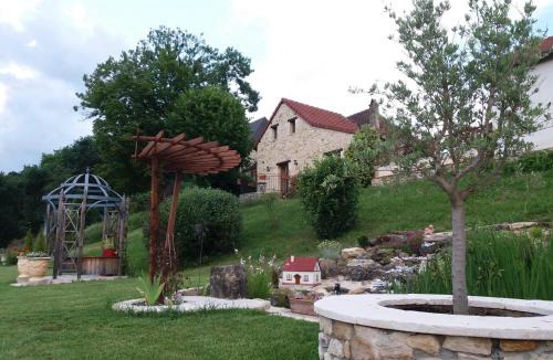 Le Lardin-Saint-Lazare House | Hillside Park Dordogne