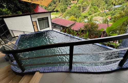 Kampung Pelimbaian Hotel | Hillside Red Cabin