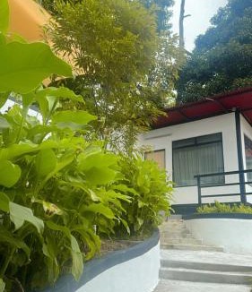 Kampung Pelimbaian Hotel | Hillside Red Cabin