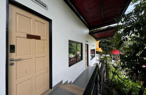 Kampung Pelimbaian Hotel | Hillside Red Cabin