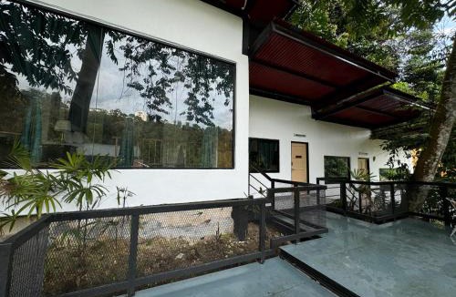 Kampung Pelimbaian Hotel | Hillside Red Cabin