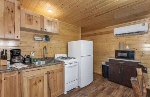 Phelps Cabin | Hillside Resort Cabin #9