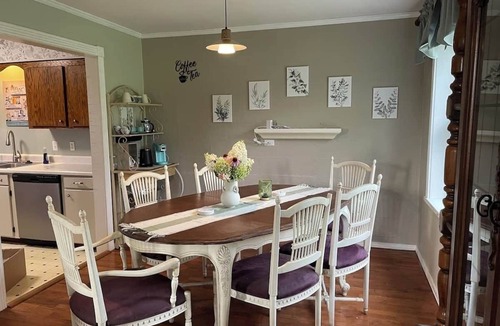 McEwen House | Hillside Retreat 3BR-2BA + Bonus Workspace & Views - sleeps 12