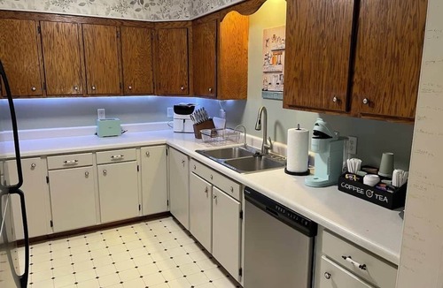 McEwen House | Hillside Retreat 3BR-2BA + Bonus Workspace & Views - sleeps 12
