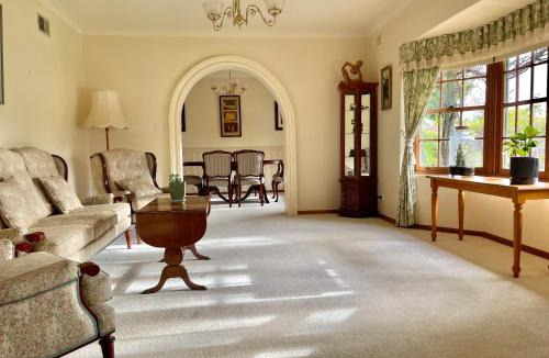 Flagstaff Hill House | Hillside Retreat with Pool