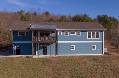 Trenton House | Hillside View on Tanglewood