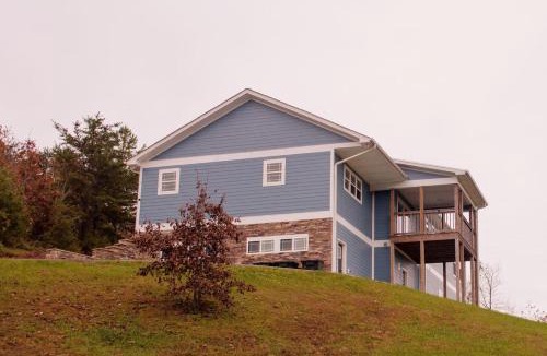 Trenton House | Hillside View on Tanglewood