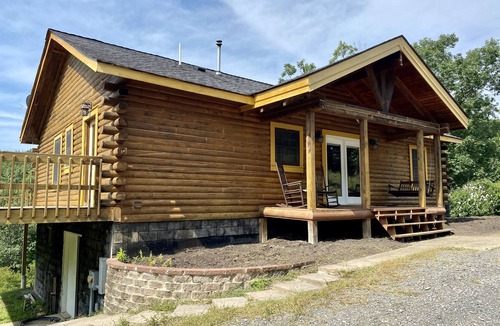 Ridgeley Cabin | Hilltop 10 acre Cabin Retreat Getaway - WiFi!