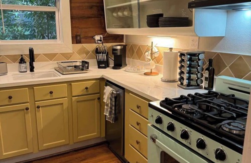 Greater Heights Apartment | hilltop: 2BR, pool, hot tub, Easy World Cup Access