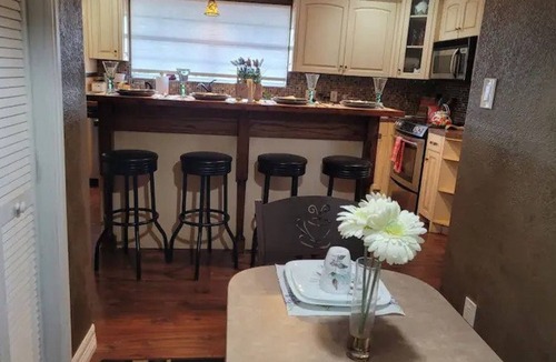 Oatmeal House | Hilltop/2Kingbeds/Wi-Fi/Sleeps7/Jacuzzi/TerraceDine/Entire2br2baHome/4acres/Pets